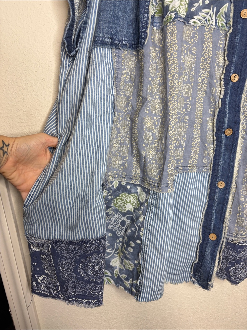 Blue Velvet | Women’s Mixed Media Sleeveless Oversized Button Down Top Size S/M - Picture 3 of 6